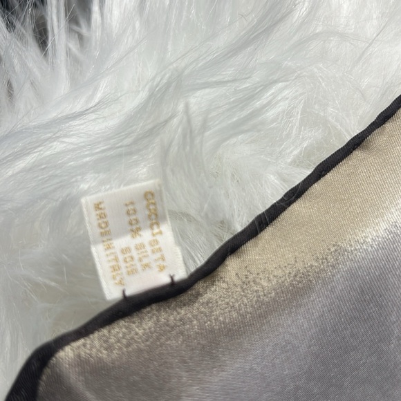 Vintange gucci Abstract Print Silk Scarf Size 18” X 18” Made In Italy - Picture 5 of 9